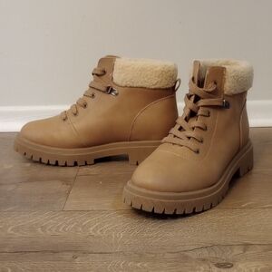 OLD NAVY - Tan Lace Up Boots